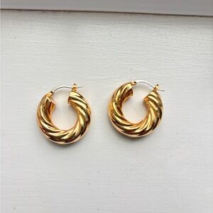 LILI CLASPE Gina hoop twist earrings small gold